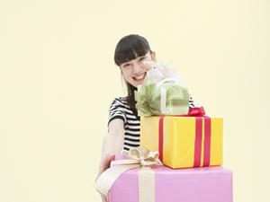 保育園児にままごとキッチンの玩具を贈る